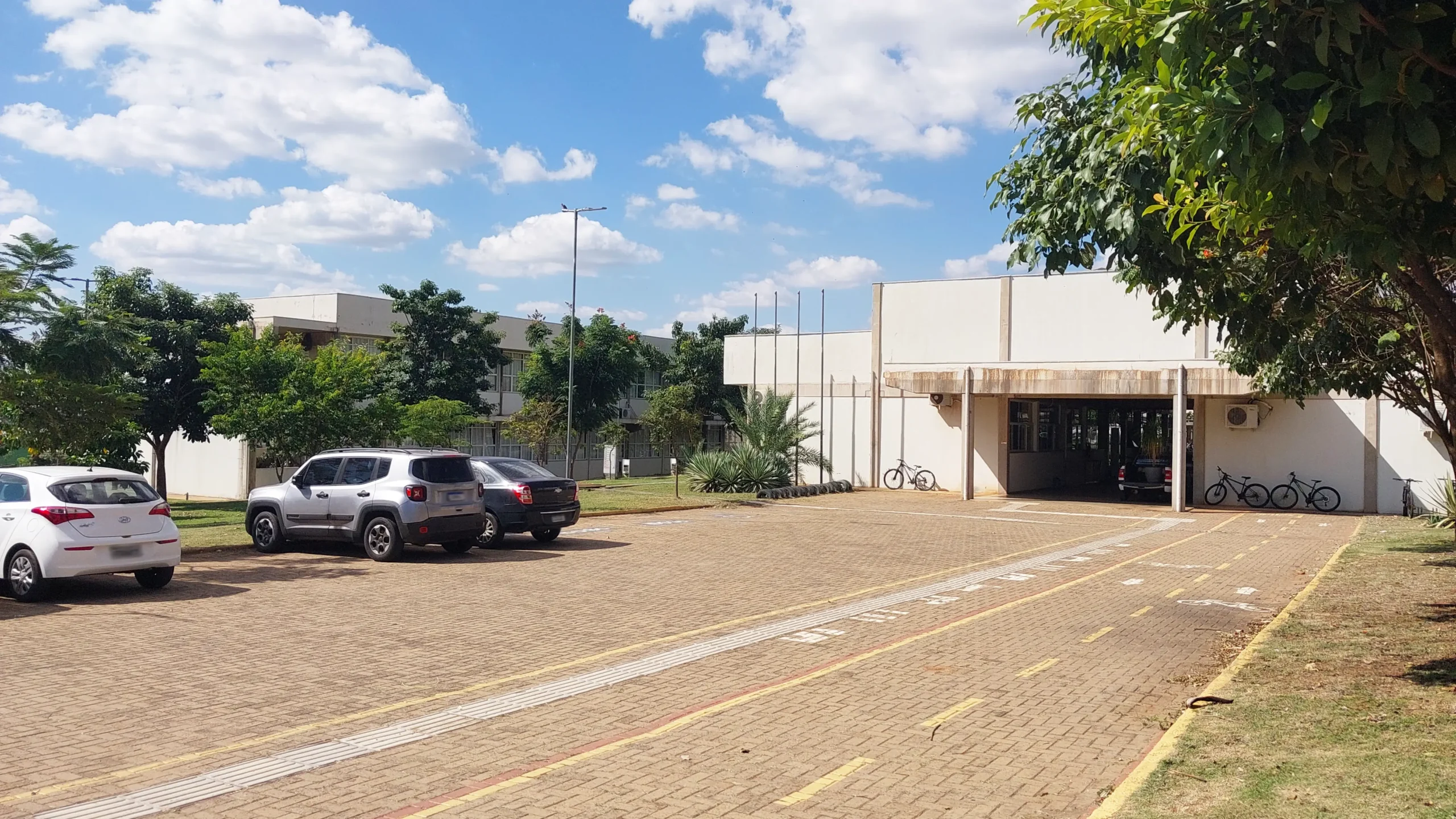 Estacionamento e entrada do bloco administrativo (Comunicação  Unidade EMBRAPII IFSP)
