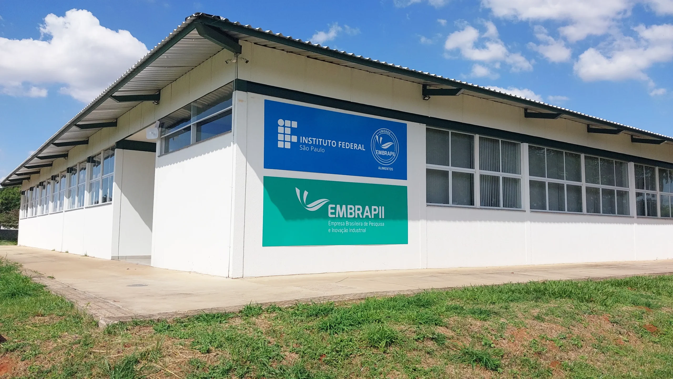 Placa de identificação da Unidade, no Bloco das salas dos docentes (Comunicação  Unidade EMBRAPII IFSP)