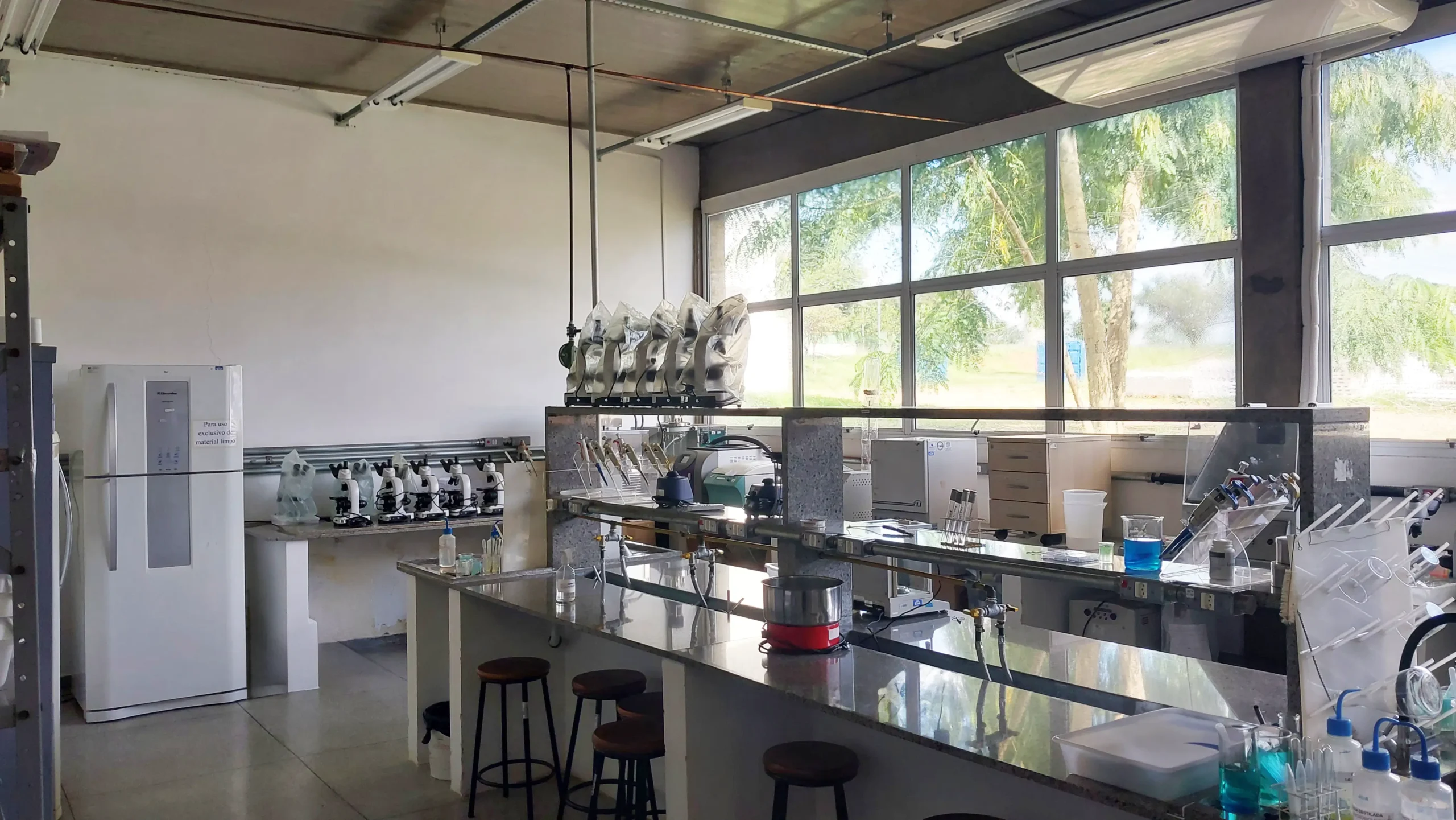 Laboratório de Microbiologia (Comunicação  Unidade EMBRAPII IFSP)