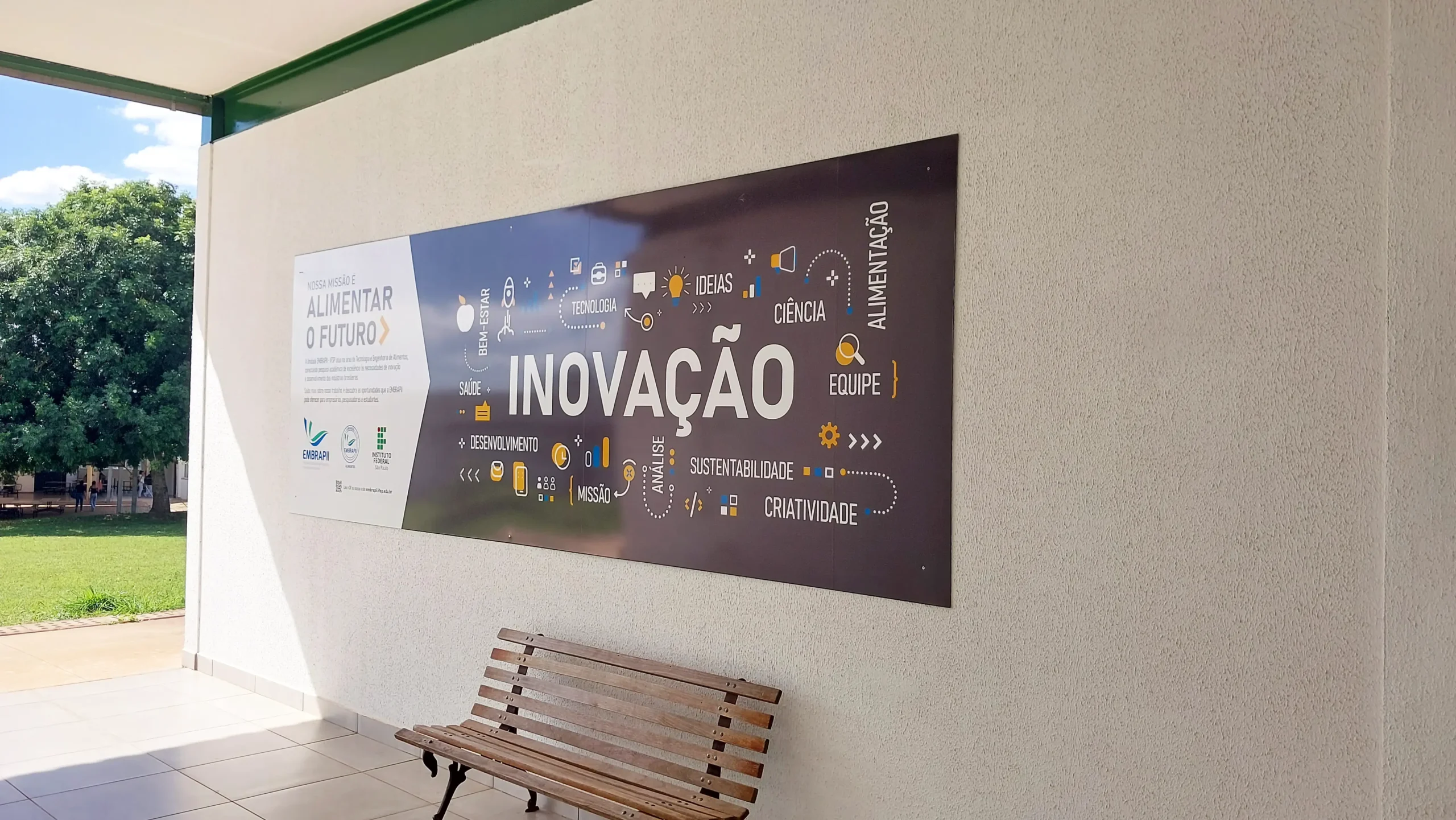 Sinalização visual no Bloco das salas dos docentes (Comunicação  Unidade EMBRAPII IFSP)